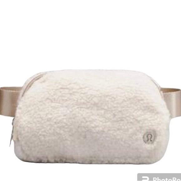lululemon athletica Handbags - Lululemon Everywhere Belt 1L Cream Fleece Bag Women’s